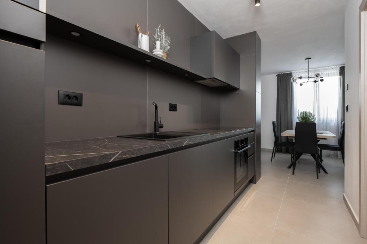 Apartment V *