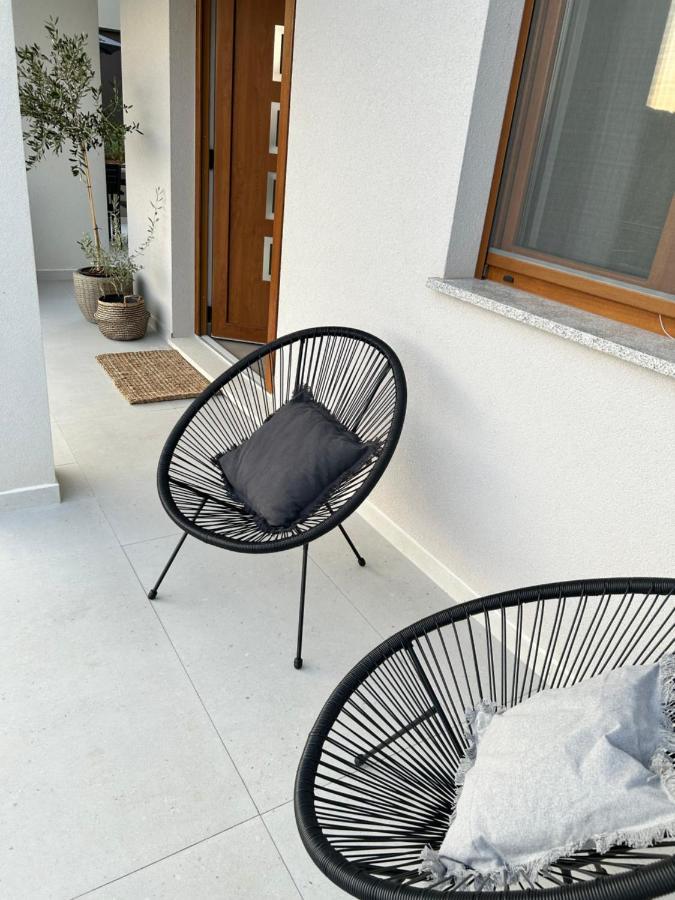 Apartment V
