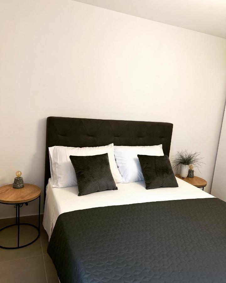 V Apartment *